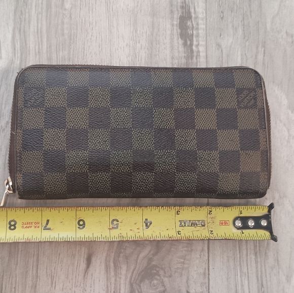Authentic Louis Vuitton round zipper wallet - Picture 15 of 15
